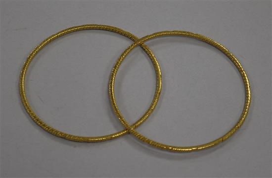 A pair of yellow metal bangles 23.3g gross